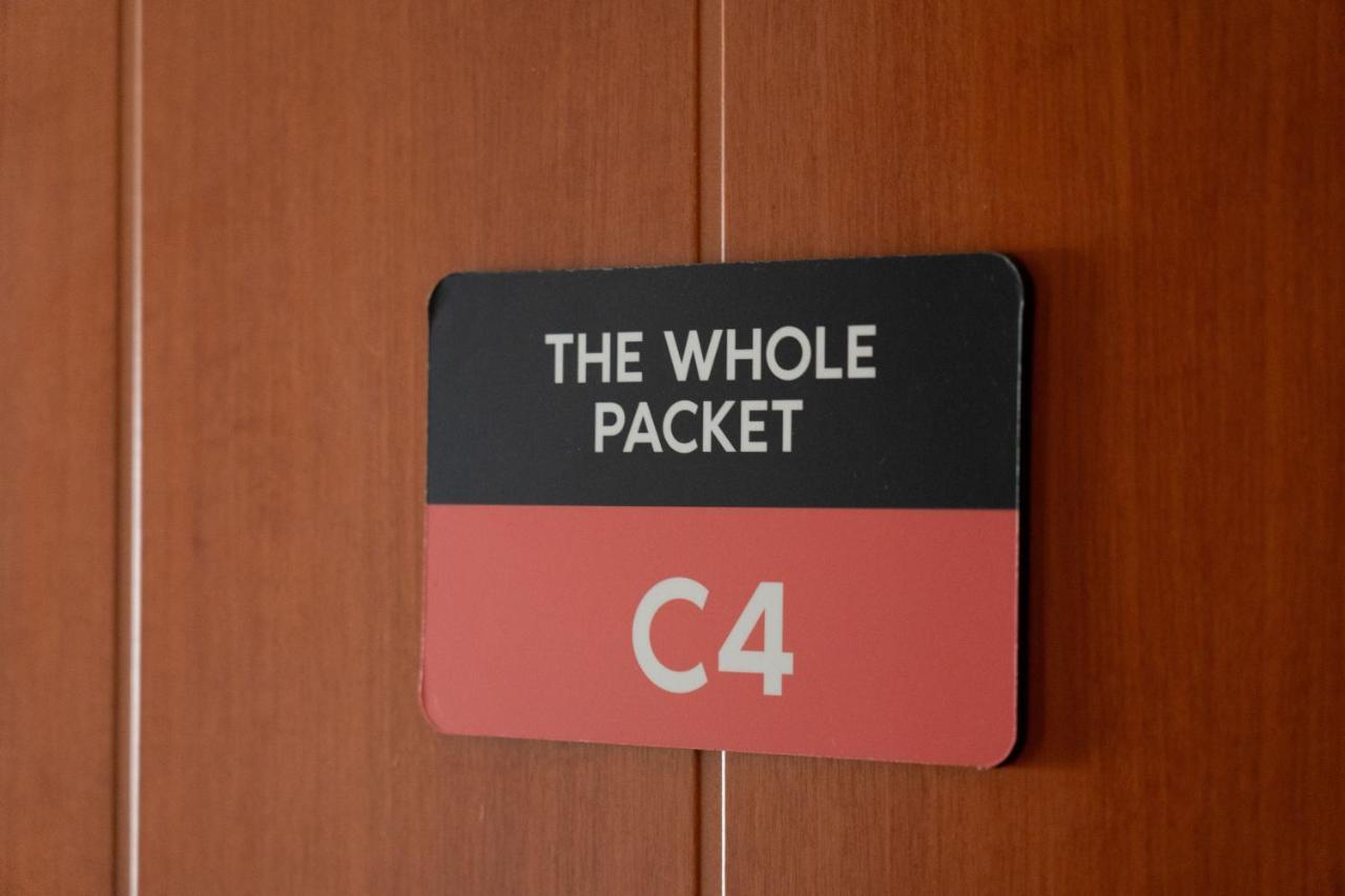 라리사 The Whole Packet C4 Center With Parking 아파트 외부 사진